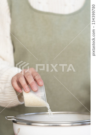 Hands of a senior woman preparing to cook rice in the kitchen 134399780