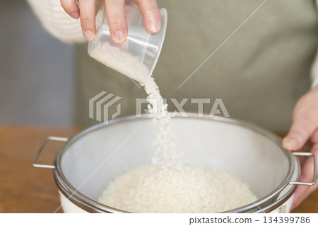一位老婦人在廚房準備煮飯。 一位老婦人在廚房準備煮飯。 134399786