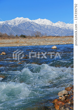 晴朗冬日里的高瀨川和北阿爾卑斯山脈 晴朗冬日里的高瀨川和北阿爾卑斯山脈 134399792