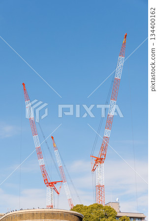 三台紅白相間的建築起重機和藍天 三台紅白相間的建築起重機和藍天 134400162