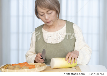 老婦人在廚房削蔬菜 134400761