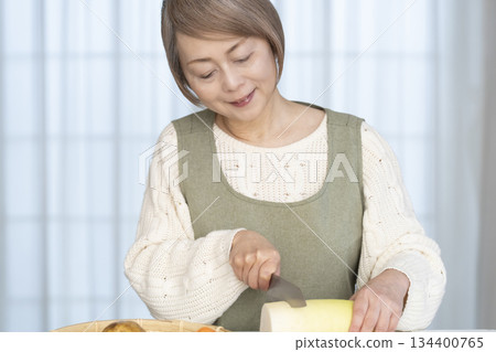 老婦人在廚房削蔬菜 134400765