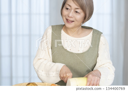 老婦人在廚房削蔬菜 134400769