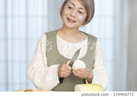 老婦人在廚房削蔬菜 134400772
