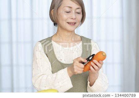 老婦人在廚房削蔬菜 134400789