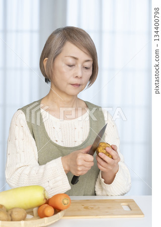 老婦人在廚房削蔬菜 134400798