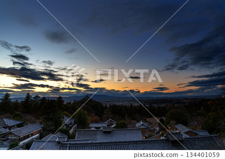 十二月的奈良：東大寺二月堂的日落。夕陽西下，雲朵在山坡上飄蕩。 134401059
