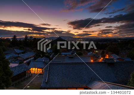 十二月的奈良：從東大寺二月堂眺望日落。東大寺燈火輝煌的庭院與美麗的日落交相輝映。 134401072