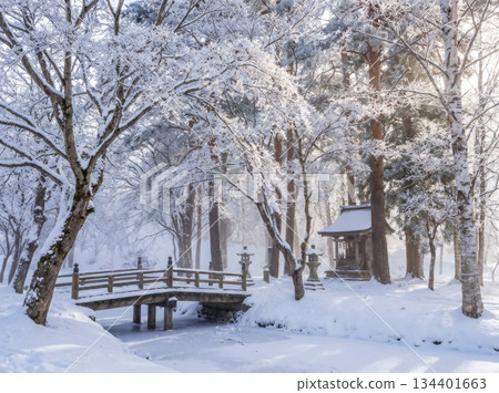 雪林中的一座橋 134401663