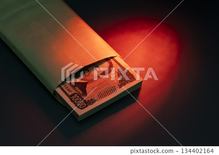 圖片顯示資金和交易狀況，高面額日元鈔票從信封中露出。 134402164