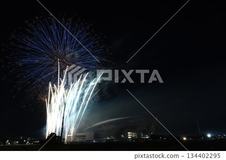 埼玉體育場夜空中盛開著巨大的花朵 134402295