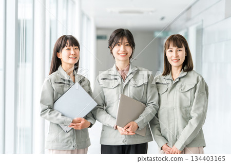 Female staff in the manufacturing, building, transportation, and construction industries wearing work clothes. Female staff in the manufacturing, building, transportation, and construction industries wearing work clothes. 134403165