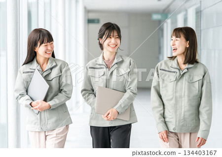 製造業、建築業、交通運輸業、建築業的女性員工穿著工作服。 製造業、建築業、交通運輸業、建築業的女性員工穿著工作服。 134403167