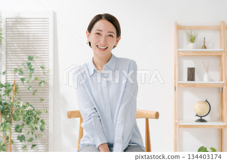 一個女人坐在椅子上放鬆 134403174