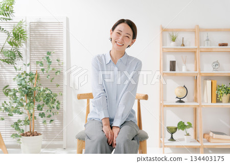 一個女人坐在椅子上放鬆 134403175