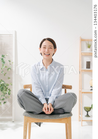 一個女人坐在椅子上放鬆 134403176