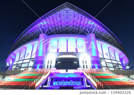 埼玉體育場夜幕降臨，燈火輝煌。 134403226