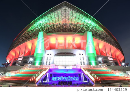 埼玉體育場夜幕降臨，燈火輝煌。 134403229