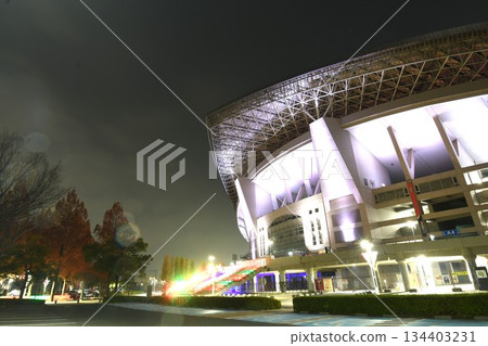埼玉體育場夜幕降臨，燈火輝煌。 134403231