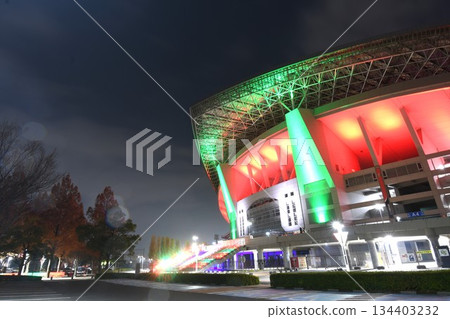 埼玉體育場夜幕降臨，燈火輝煌。 134403232