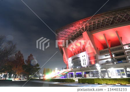 埼玉體育場夜幕降臨，燈火輝煌。 134403233