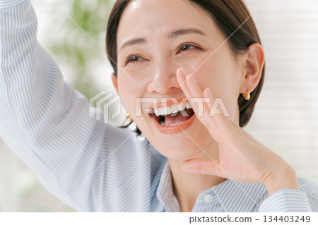 一位三十多歲的女性正在打電話 134403249