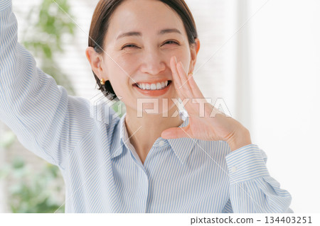 一位三十多歲的女性正在打電話 134403251