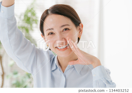 一位三十多歲的女性正在打電話 134403252