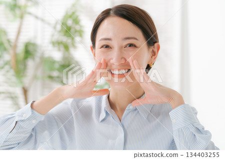 一位三十多歲的女性正在打電話 134403255