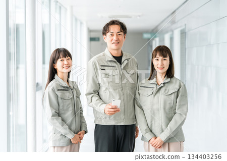 製造、建築、運輸和建築業的男女員工穿著工作服。 製造、建築、運輸和建築業的男女員工穿著工作服。 134403256