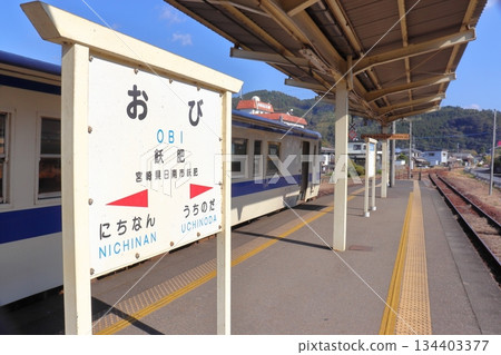 Kiha 40 列車停靠在日南線帶尾站（宮崎縣日南市） 134403377