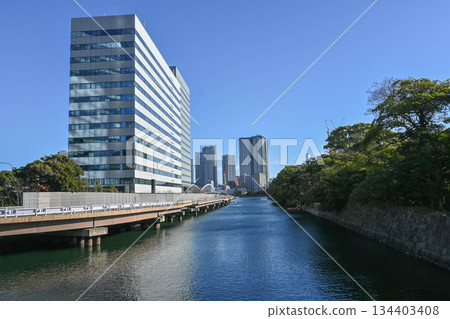 濱離宮庭園:從大手門橋眺望築地川及城市景觀 濱離宮庭園:從大手門橋眺望築地川及城市景觀 134403408