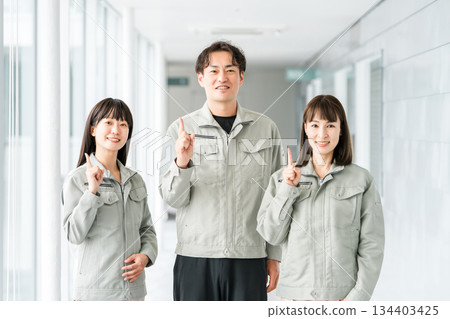 製造、建築、運輸和建築業的男女員工穿著工作服。 製造、建築、運輸和建築業的男女員工穿著工作服。 134403425