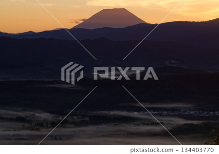 羊蹄山與晨曦中的雲海 134403770
