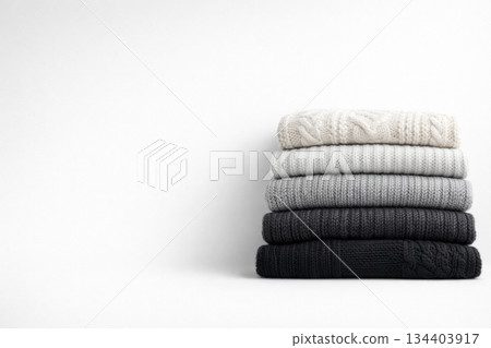 一疊折好的單色針織毛衣 一疊折好的單色針織毛衣 134403917