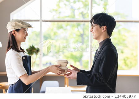 商人購買午餐 134403977