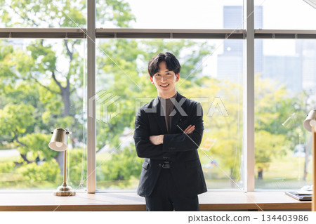 與橫渡的胳膊的商人 134403986