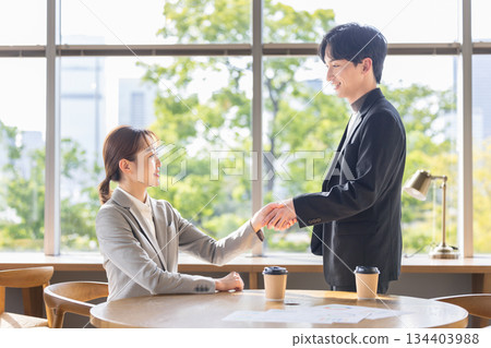 握手的商務人士 134403988