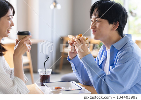 Men and women drinking coffee in a cafe 134403992