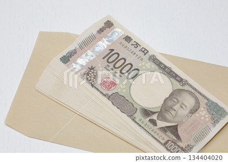 10,000 yen bill and envelope 134404020