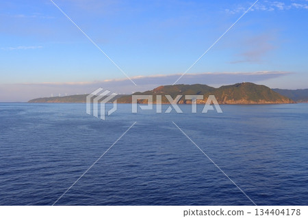 從海上看到的托伊岬和風力發電場(宮崎縣久島市) 從海上看到的托伊岬和風力發電場(宮崎縣久島市) 134404178