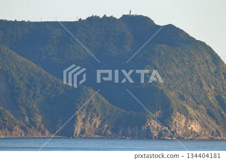 從海上看到的東井岬燈塔(宮崎縣久島市) 從海上看到的東井岬燈塔(宮崎縣久島市) 134404181