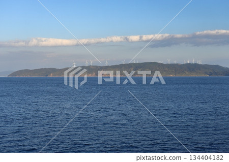 從海上看到的土井岬風力發電區(宮崎縣久島市) 從海上看到的土井岬風力發電區(宮崎縣久島市) 134404182