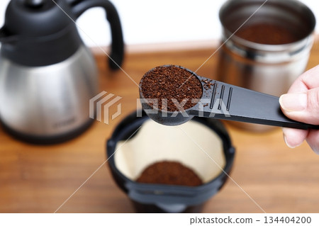 Put the coffee powder into the dripper Put the coffee powder into the dripper 134404200