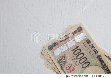 一張隨意放置的10000日元鈔票 一張隨意放置的10000日元鈔票 134404202