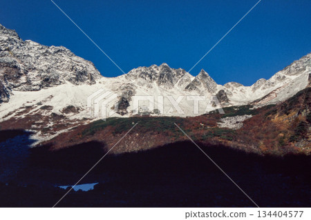 清晨的卡拉薩瓦山谷沐浴在陽光下 134404577