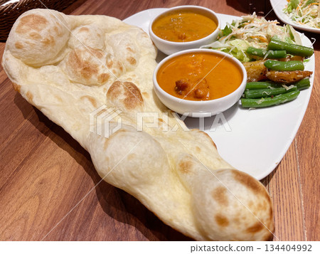 烤餅、奶油雞肉咖哩和蔬菜咖哩 134404992