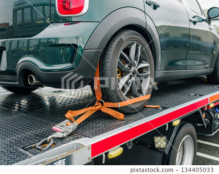 一輛拋錨的汽車被裝上了卡車 一輛拋錨的汽車被裝上了卡車 134405033