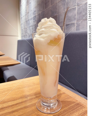 白桃酸奶昔，淋上鮮奶油 134405153