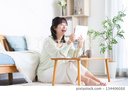 一個女人在客廳放鬆 134406088